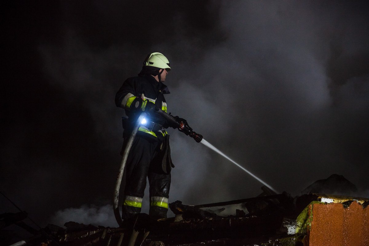 Спустя час пламя удалось погасить 