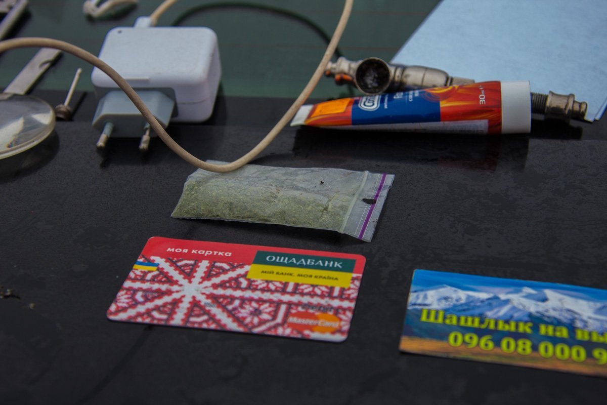 Полиция в присутствии понятых и следственно-оперативной группы изъяла из сумки слип-пакет с веществом, похожим на марихуанну Полиция в присутствии понятых и следственно-оперативной группы изъяла из сумки слип-пакет с веществом, похожим на марихуанну