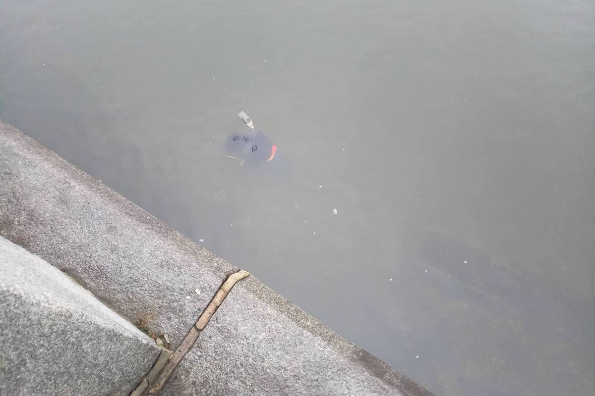 Из примет у девушки были черные волосы, одета была в джинсы и свитер