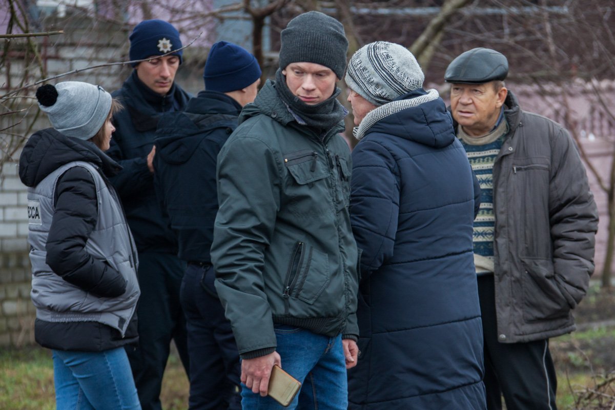 Парень выбрасывал мусор, как попал по колеса автомобиля ВАЗ