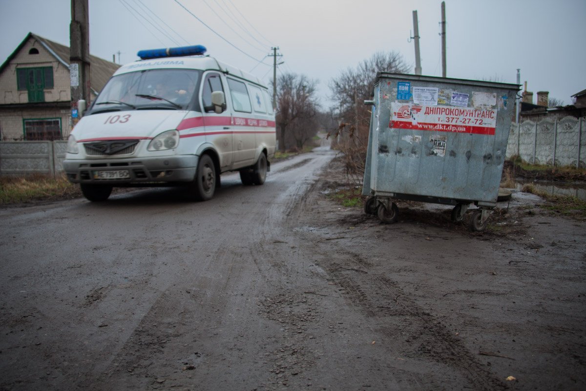 В нескольких метрах от мусорки, есть яма, которая, возможно, стала причиной такого маневра со стороны водителя авто