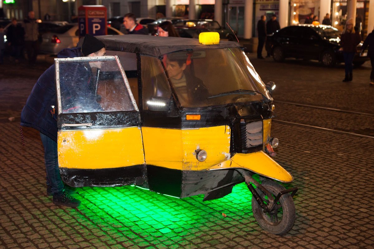 Моторикши на Европейской площади - кусочек Индии