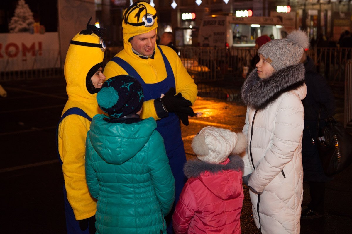 Миньоны играют с детьми