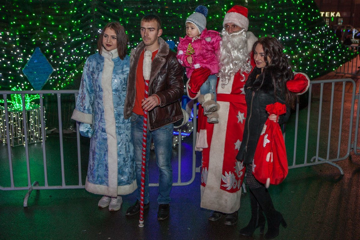 Жители города охотно фотографируются с Дедом Морозом и Снегурочкой