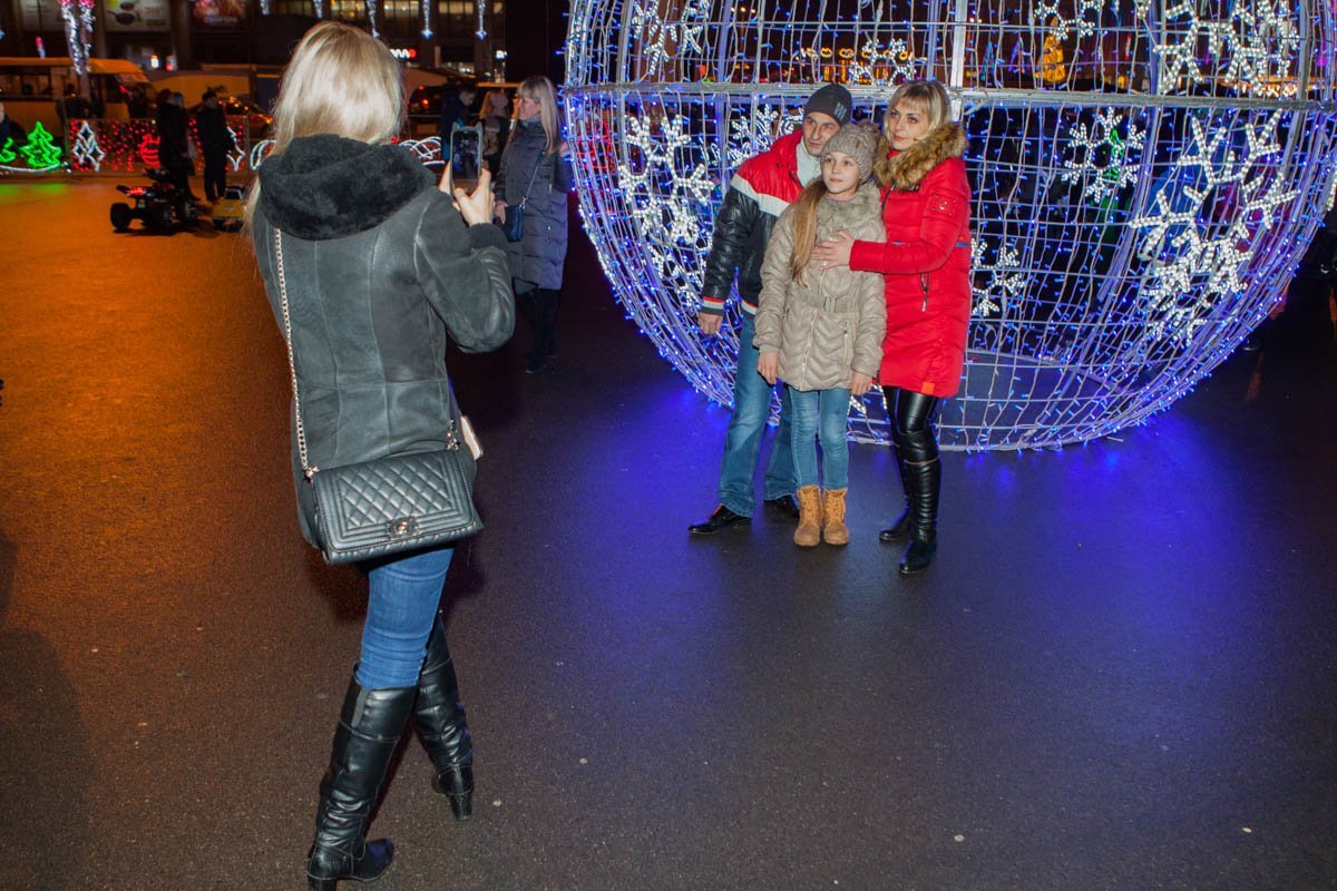 Город украсили к Новому году, жителям есть, где сделать красивые фотографии
