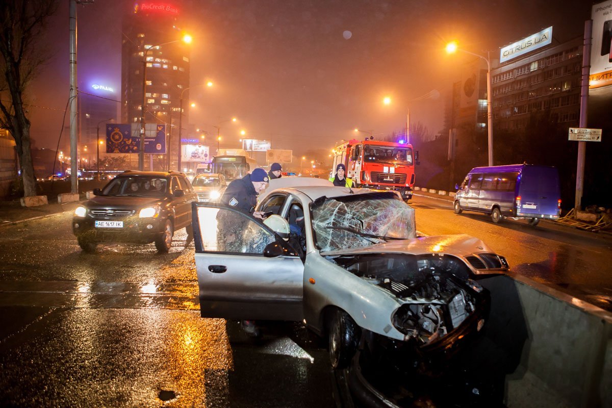 В салоне находились водитель и девушка В салоне находились водитель и девушка