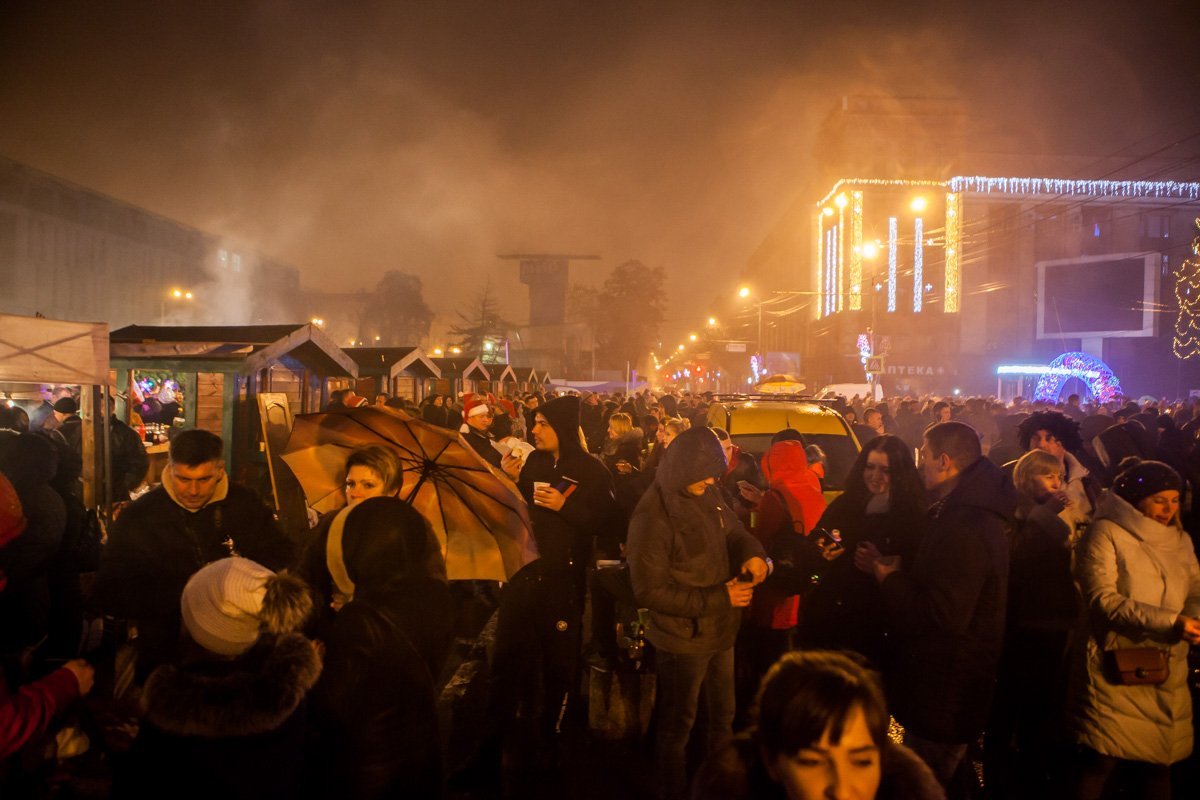 На площади собрались горожане разных возрастов и национальностей На площади собрались горожане разных возрастов и национальностей