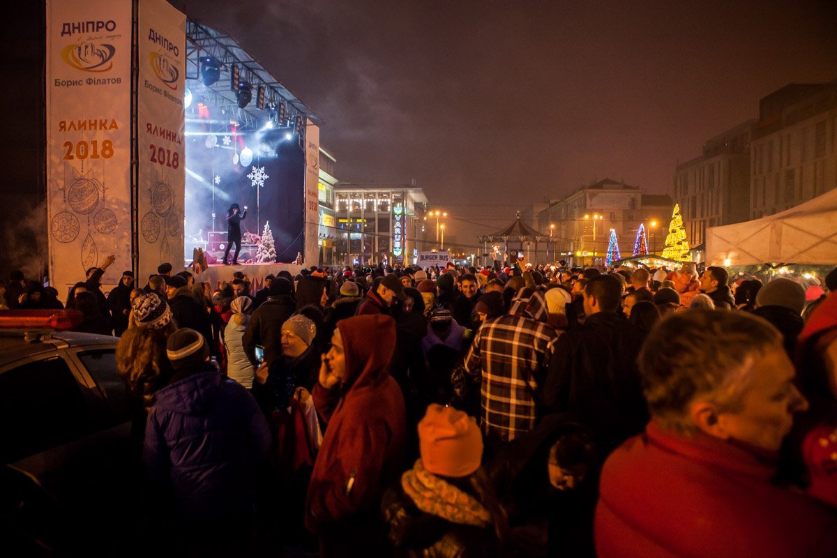 На сцене публику развлекал ведущий На сцене публику развлекал ведущий