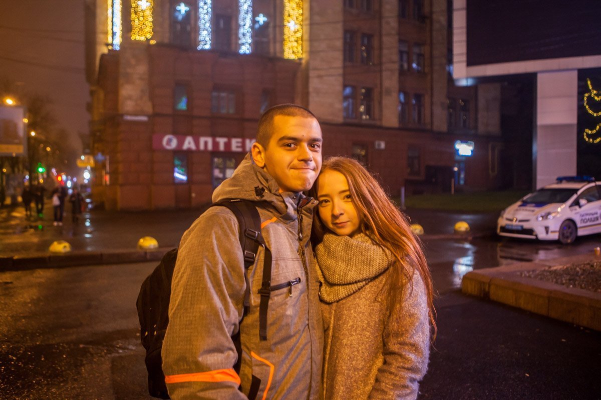 Многие пришли встретить праздник с любимым человеком Многие пришли встретить праздник с любимым человеком