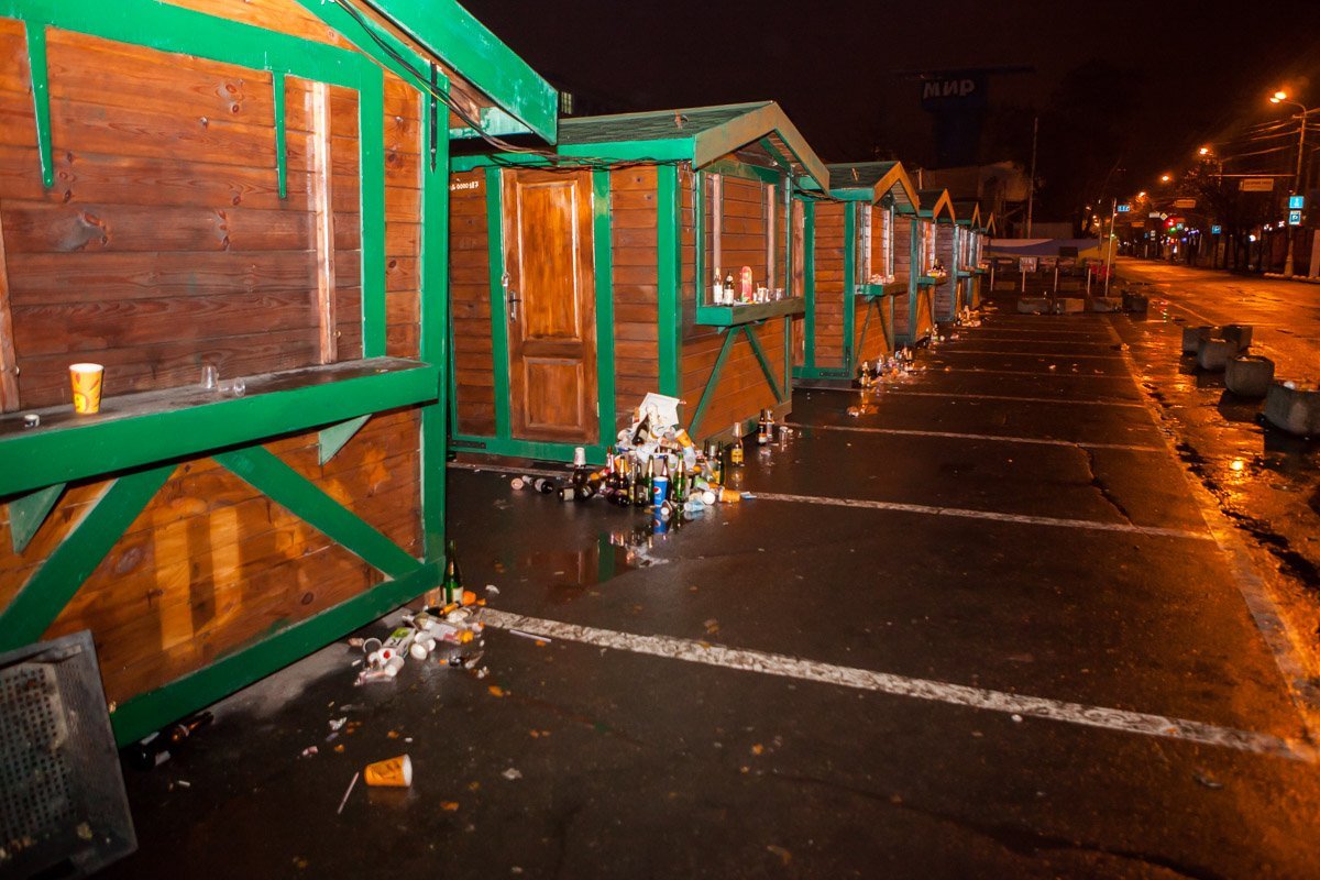 Бутылки пристроили возле заведений быстрого питания