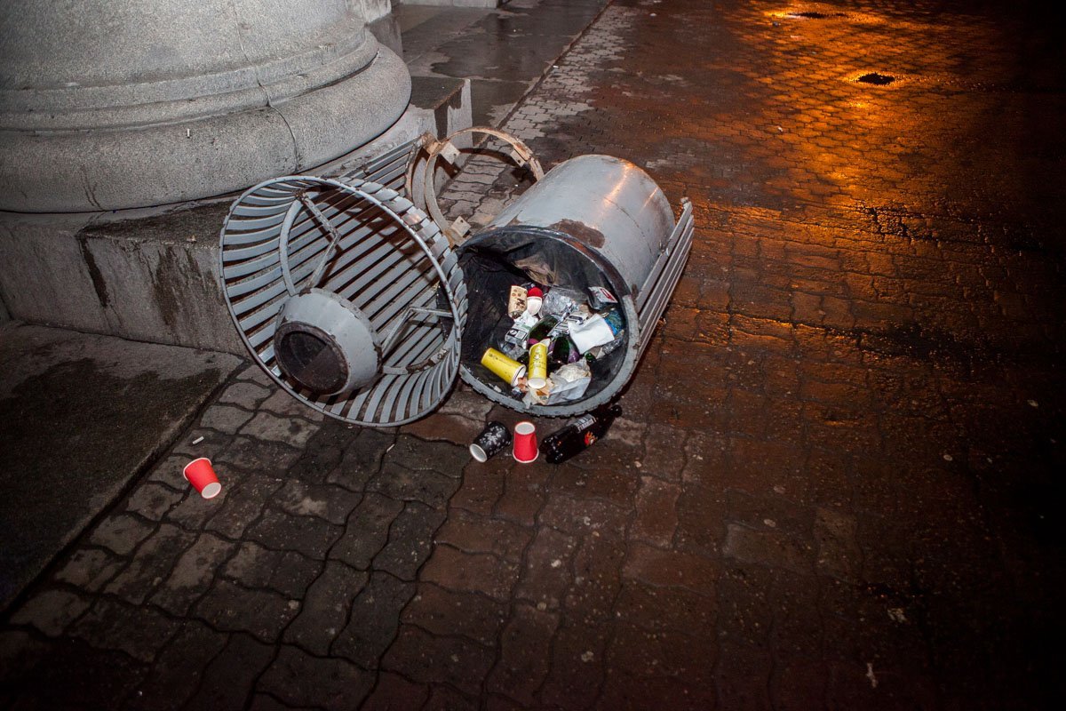 Некоторые мусорные баки и вовсе перевернули
