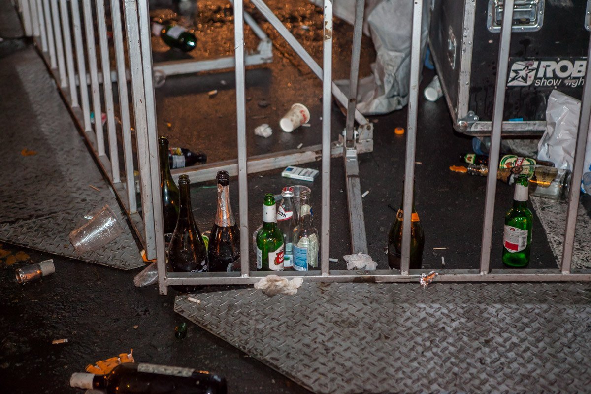 Этим пустым бутылкам не нашлось места в урне