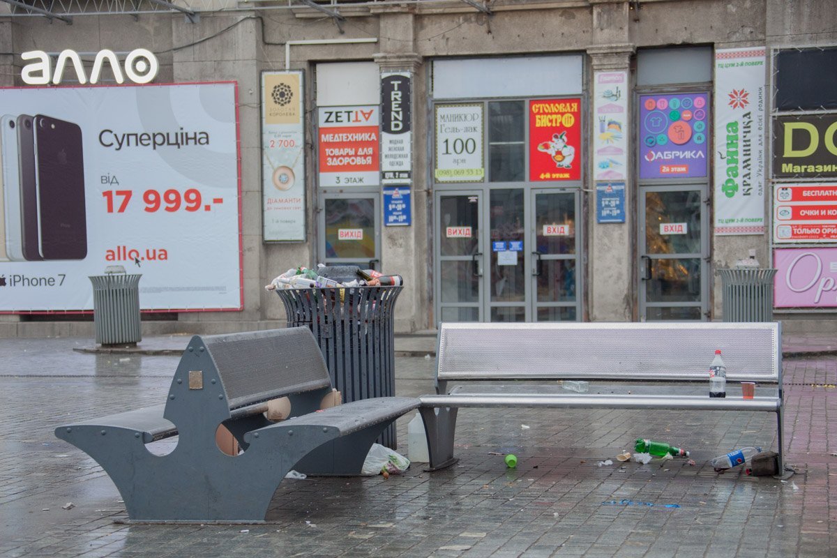 Кому в это утро не позавидуешь, так это дворникам и уборщикам