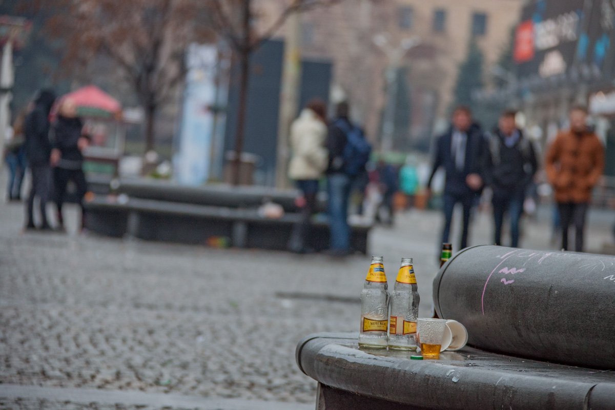 Кому оставлены эти бутылки - никому не известно