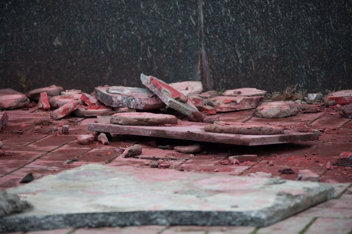 С фундамента памятника обвалилась плитка С фундамента памятника обвалилась плитка