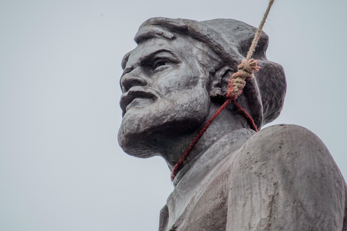 На шеи скульптурам повесили петли На шеи скульптурам повесили петли