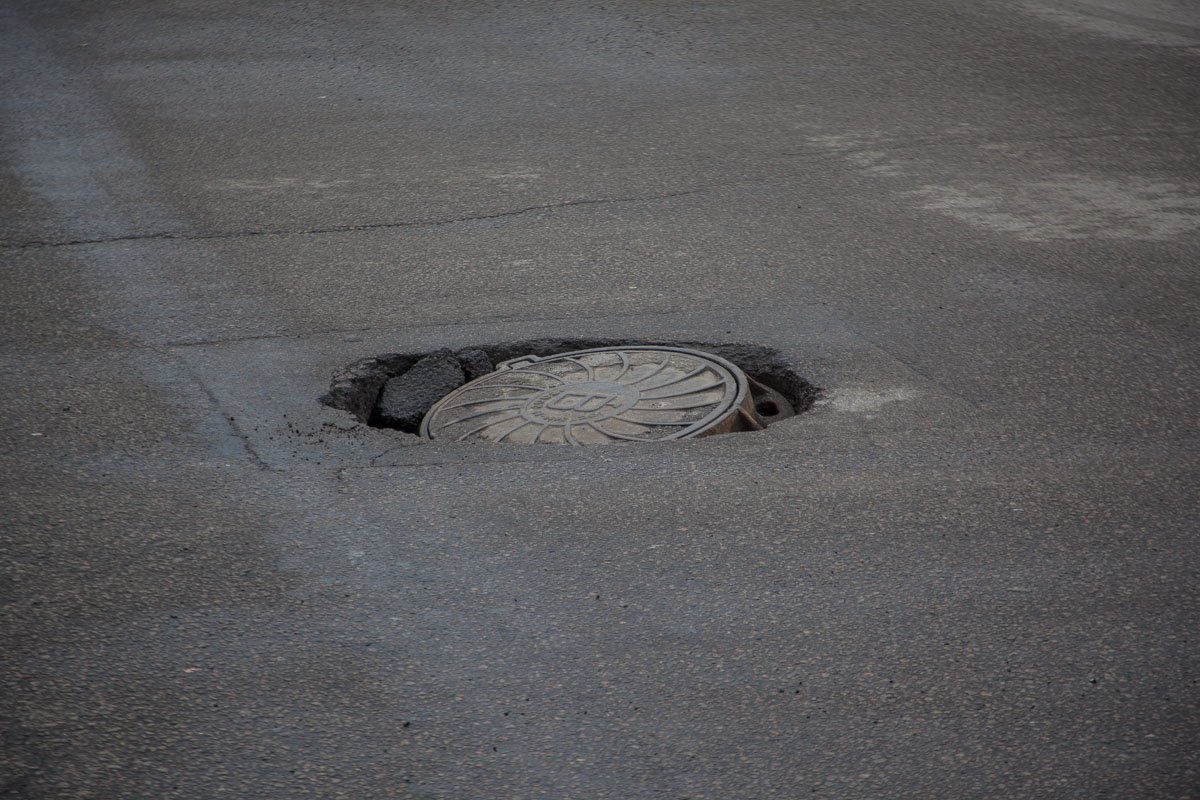 На Харьковской провалился люк