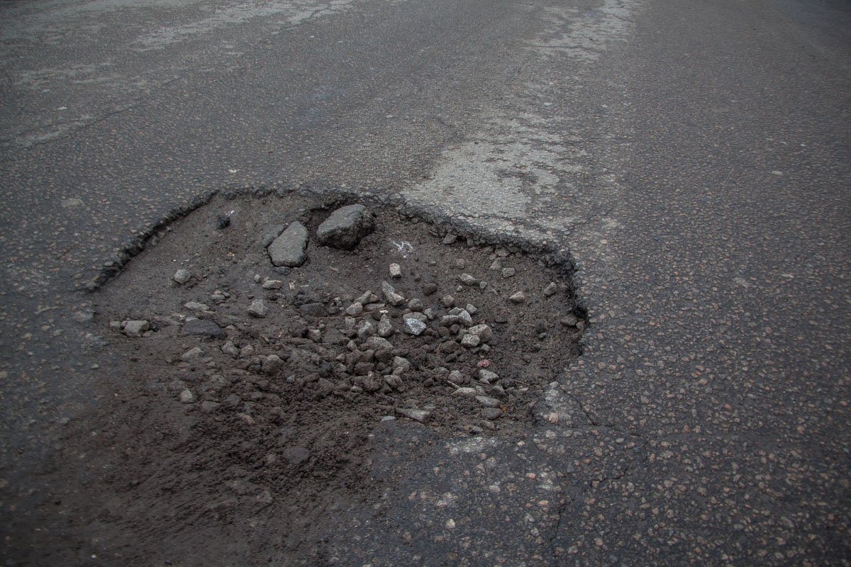 Дорога усыпана выбоинами