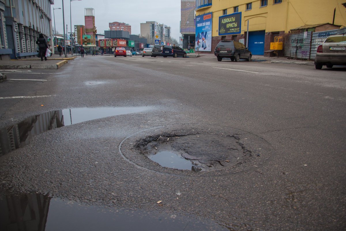 В самом центре города дорога усеяна ямами