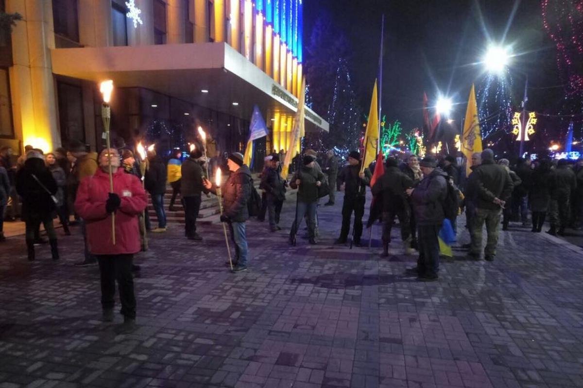 В толпе пестрит колорит украинской символики В толпе пестрит колорит украинской символики