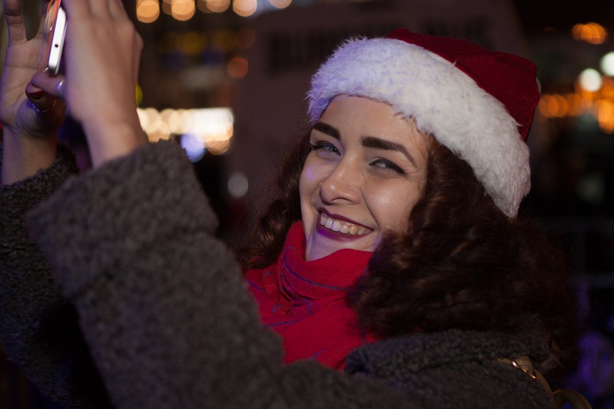 Во время концерта люди улыбались и танцевали