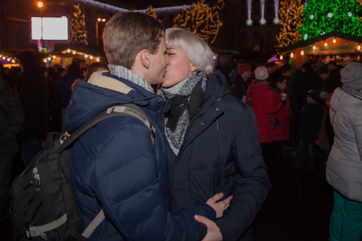 Вокруг гуляли парочки