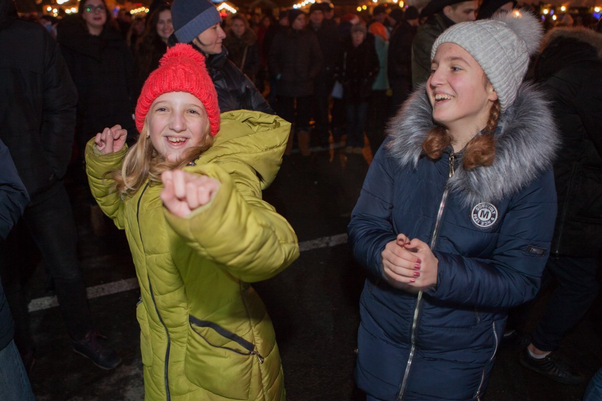 На концерт веселее идти с подружкой