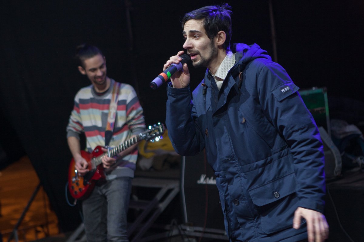 На концерте звучали, в основном, новогодние песни