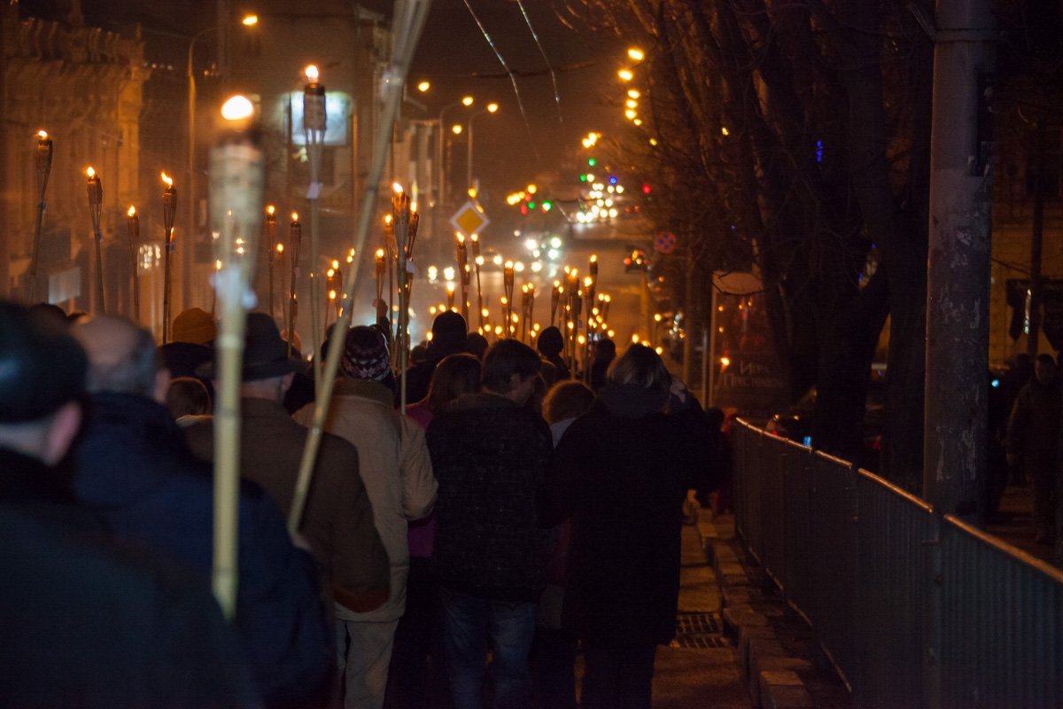 Люди пели песни и кричали громкие лозунги