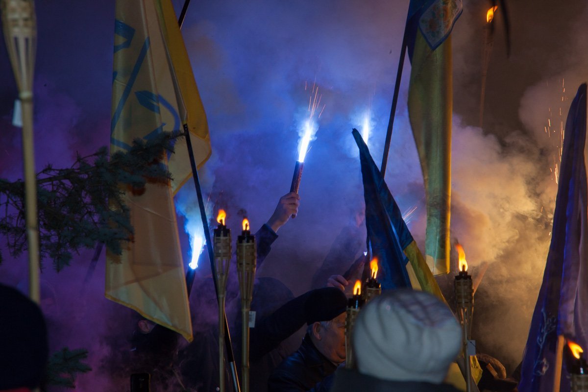 Активисты жгли фаера