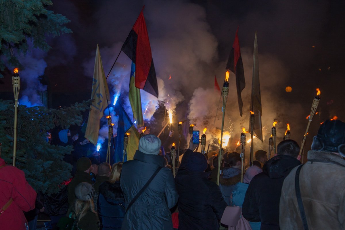 В небо поднимали флаги