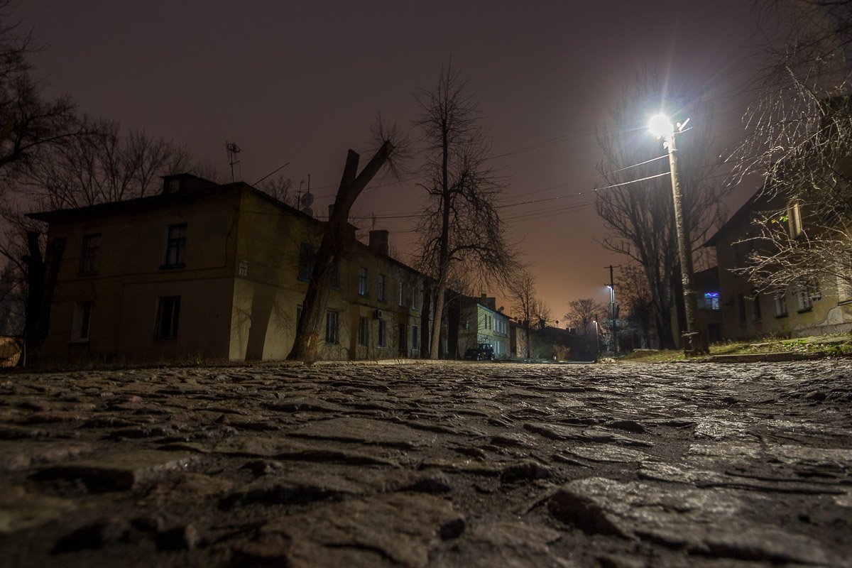 Улица из брусчатки и двухэтажных домов выделяется на фоне остальных Улица из брусчатки и двухэтажных домов выделяется на фоне остальных