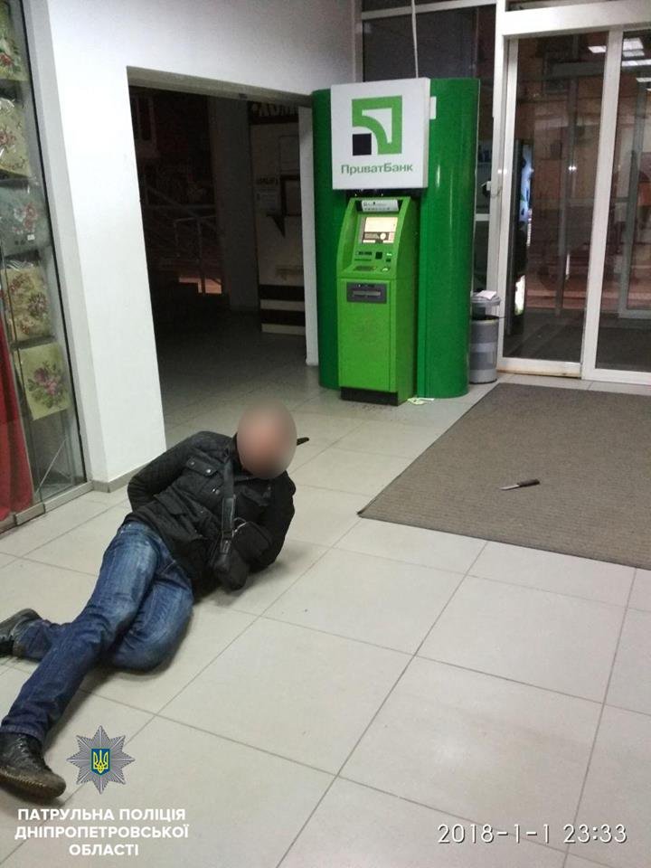 В торговом центре Днепра мужчина пытался взломать ножом банкомат 1