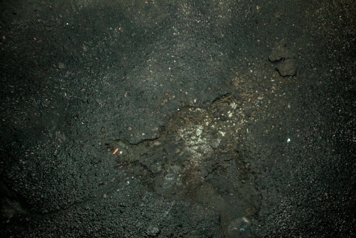 В результате взрыва гранаты на асфальте образовалась воронка В результате взрыва гранаты на асфальте образовалась воронка