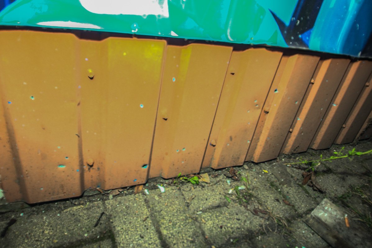 А стена игорного заведения повреждена осколками боеприпаса А стена игорного заведения повреждена осколками боеприпаса