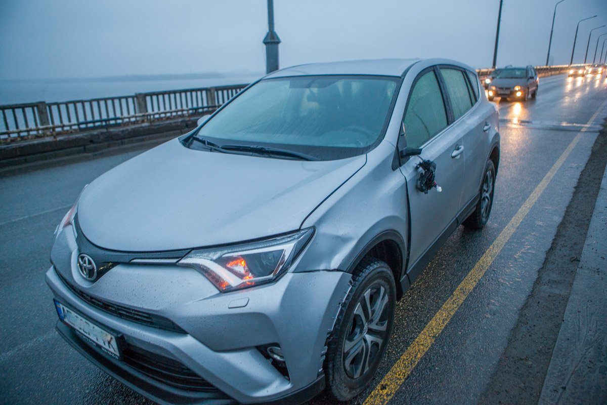 Помимо этого вследствие удара помят бампер Toyota Помимо этого вследствие удара помят бампер Toyota