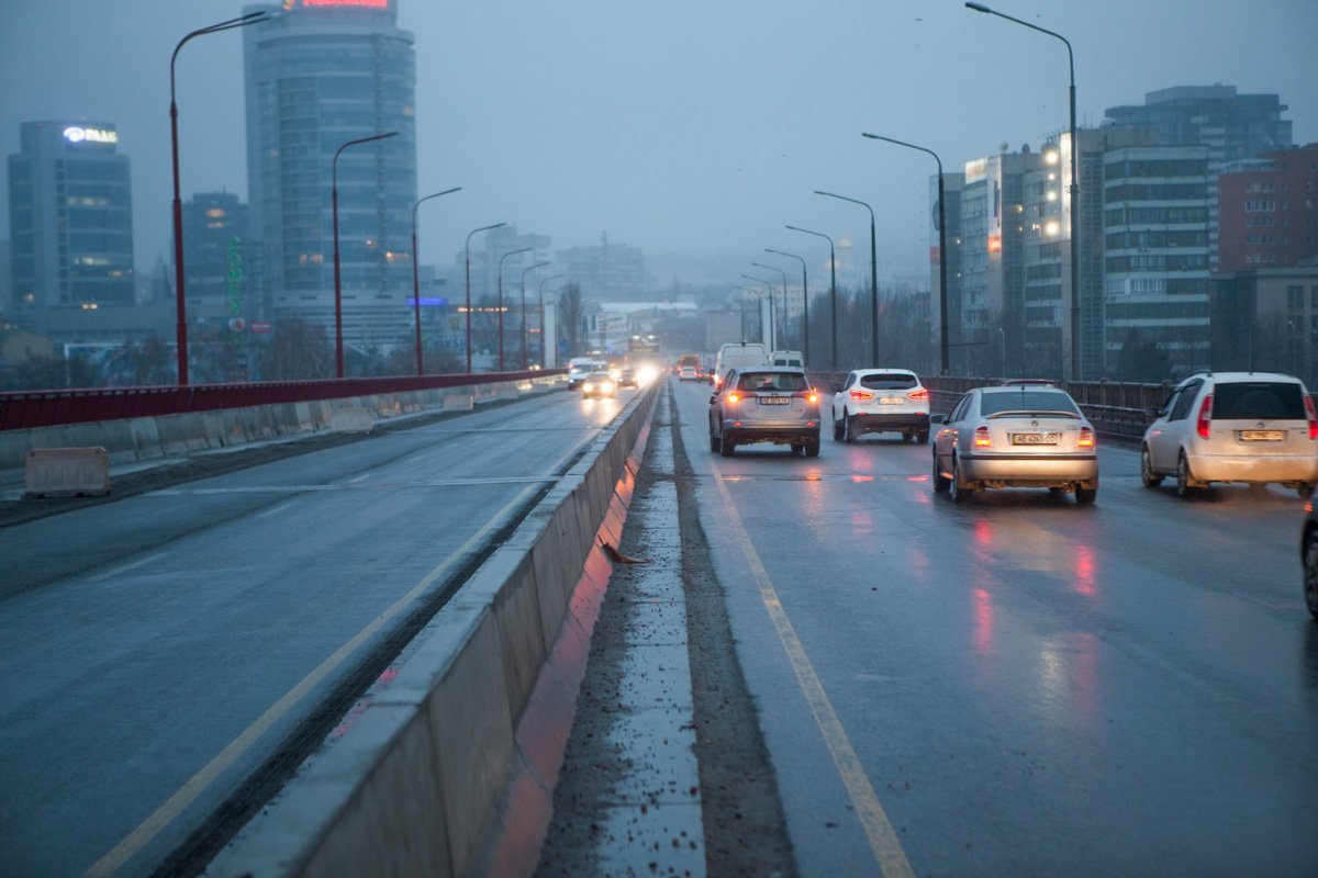 Мужчина шел по Новому мосту вдоль отбойника Мужчина шел по Новому мосту вдоль отбойника