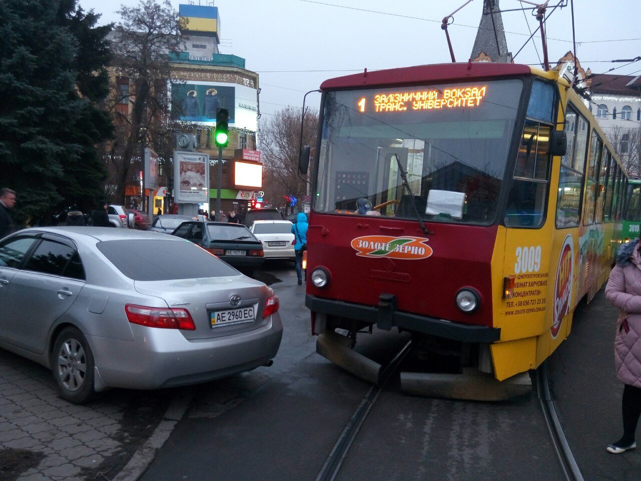 Трамвай №1 не мог проехать из-за автомобиля Трамвай №1 не мог проехать из-за автомобиля