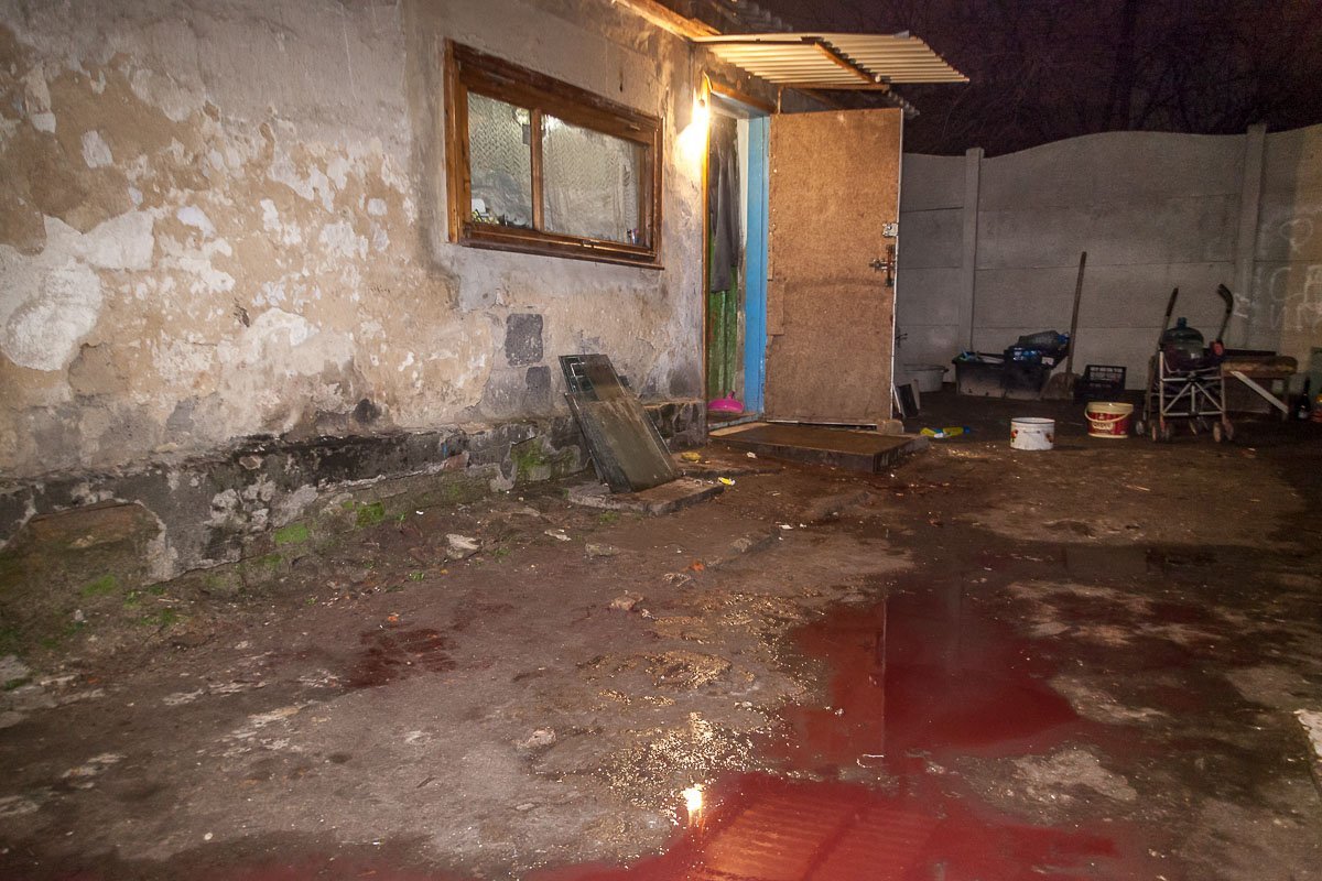 Двое вооруженных ворвались во двор частного дома и открыли стрельбу