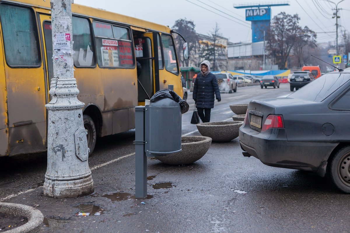 В урнах есть два отсека - для мусора и для бычков В урнах есть два отсека - для мусора и для бычков
