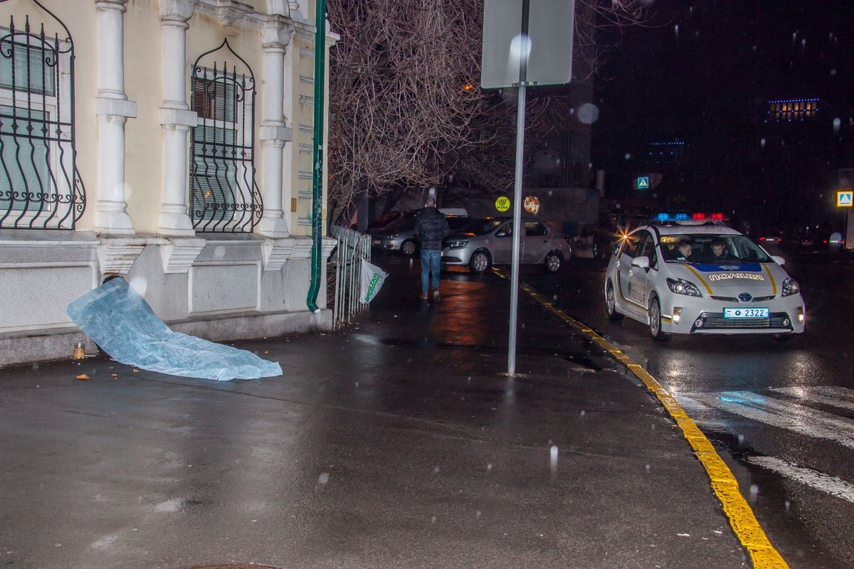 Мужчина умер возле Троицкого собора