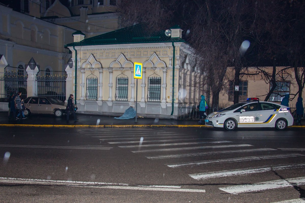 На месте работают патрульная полиция, следственно-оперативная группа и судмедэксперты