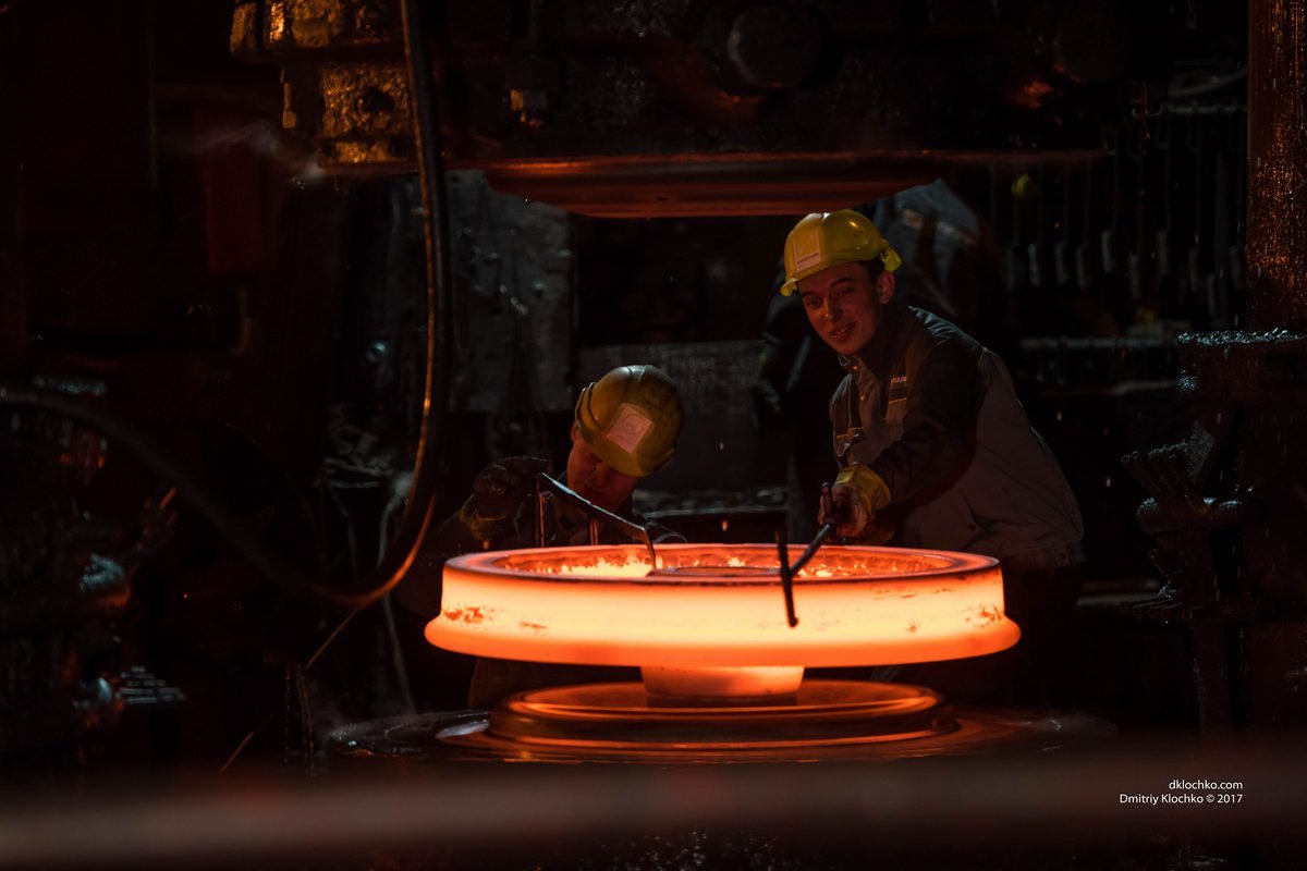 И днем, и ночью здесь тяжело трудятся рабочие И днем, и ночью здесь тяжело трудятся рабочие