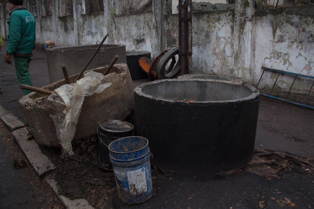 На улице заменяют самотечный канализационный коллектор На улице заменяют самотечный канализационный коллектор