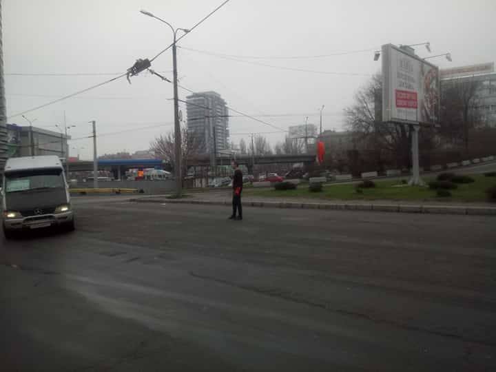 В Днепре возле цирка оборвалась контактная линия В Днепре возле цирка оборвалась контактная линия