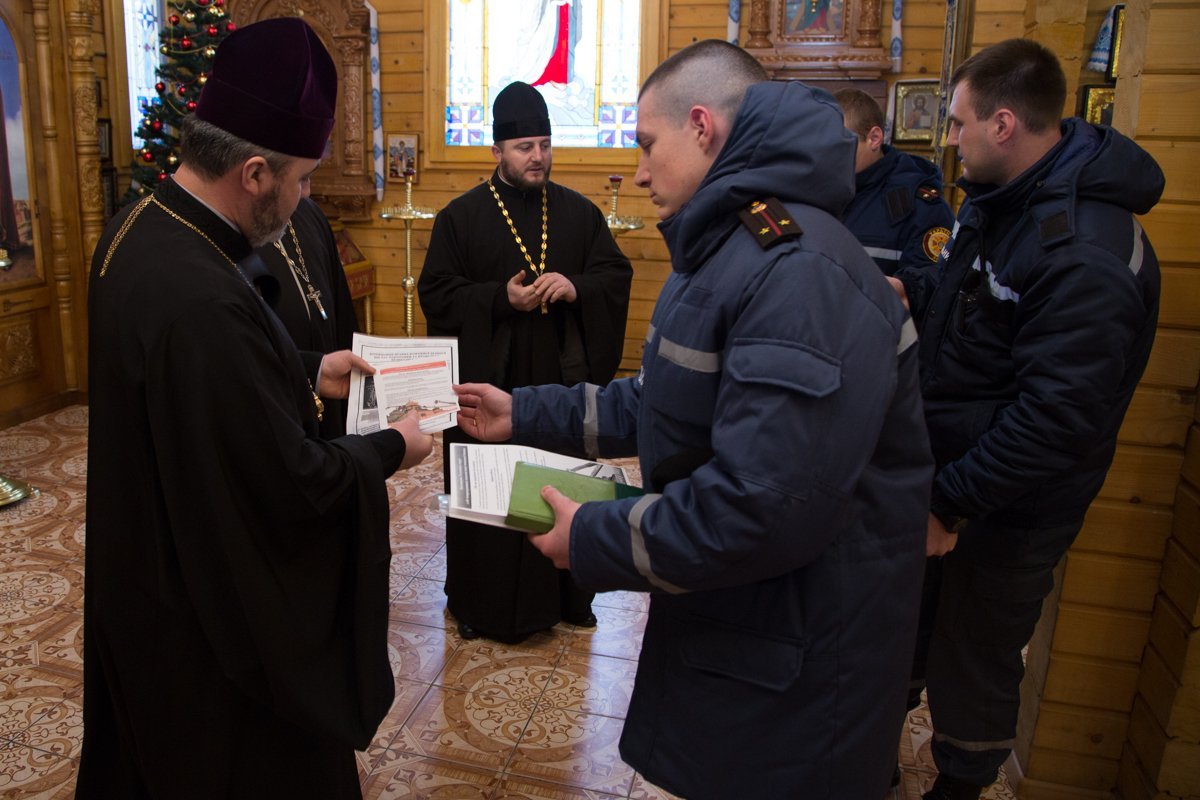 Спасатели рассказали священникам правила пожарной безопасности Спасатели рассказали священникам правила пожарной безопасности
