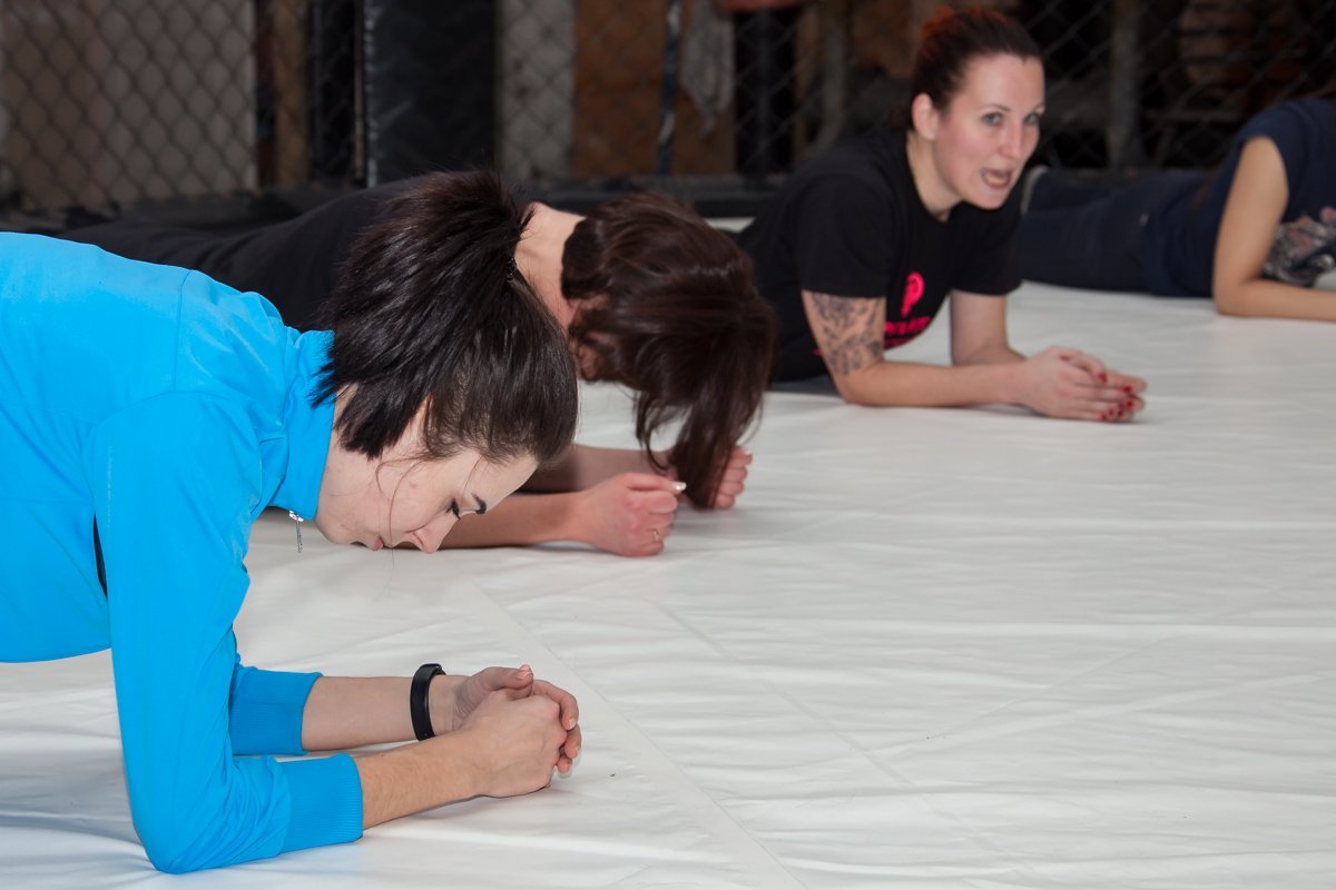 Девушки терпят изнурительную разминку от тренера Девушки терпят изнурительную разминку от тренера