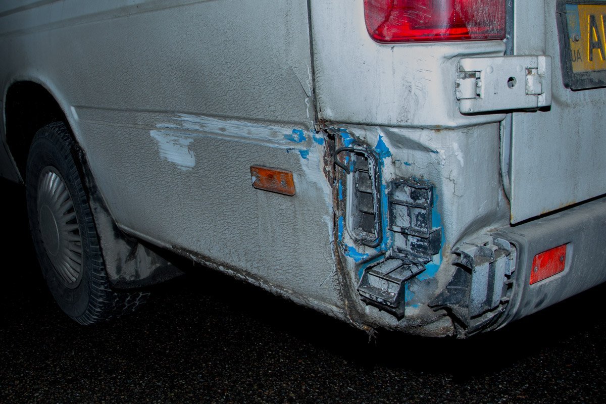 Маршрутка хотела проехать между авто и троллейбусом Маршрутка хотела проехать между авто и троллейбусом