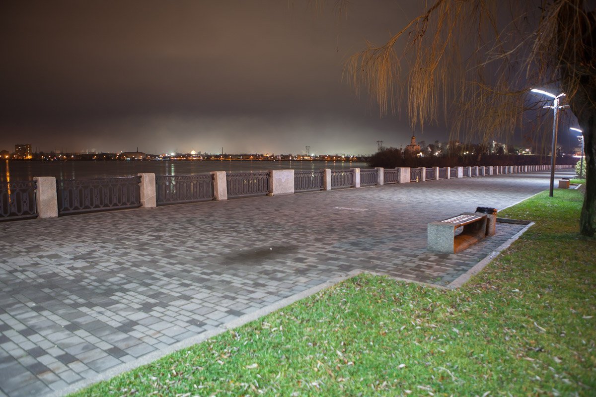 Любимое место для прогулок местных жителей и гостей города выглядит таким пустым только ночью Любимое место для прогулок местных жителей и гостей города выглядит таким пустым только ночью
