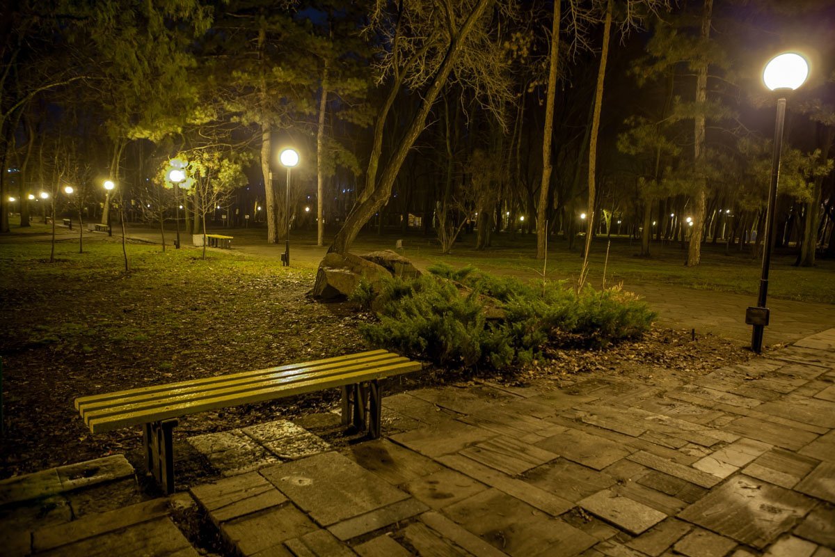 Лавочки одиноко пустуют Лавочки одиноко пустуют